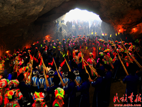 苗族同胞们身着节日盛装,在溶洞里举行"跳洞,祭祀先祖,祈祷来年风调