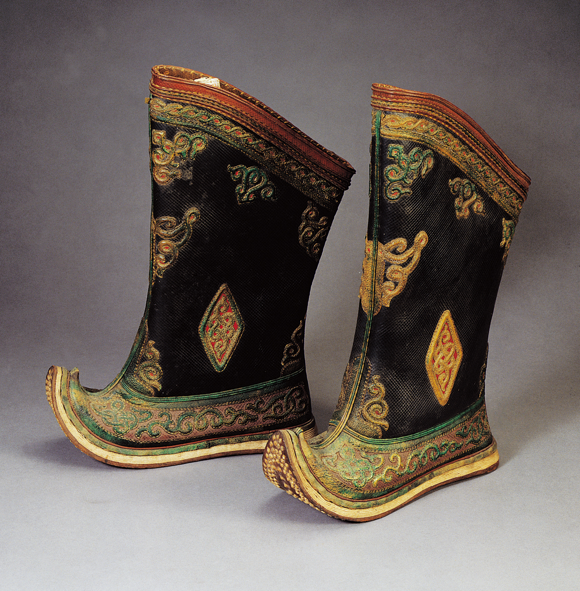 蒙古人爱穿靴子,蒙古靴分布靴和皮靴两种.